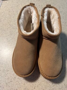 Wonens Cozy Faux-Shearling Booties in Chestnut Brown, nwot